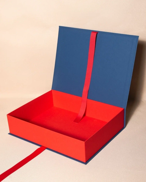 Коробка на лентах для компании Fonbet  Фотография коробка на лентах для компании fonbet